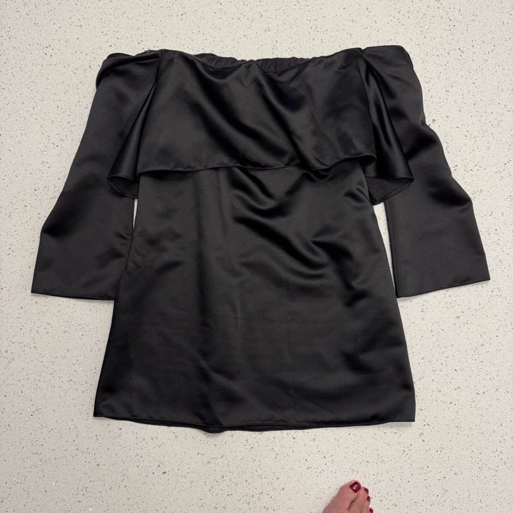 Elegant Black Off-Shoulder Dress - Picture 3 of 13